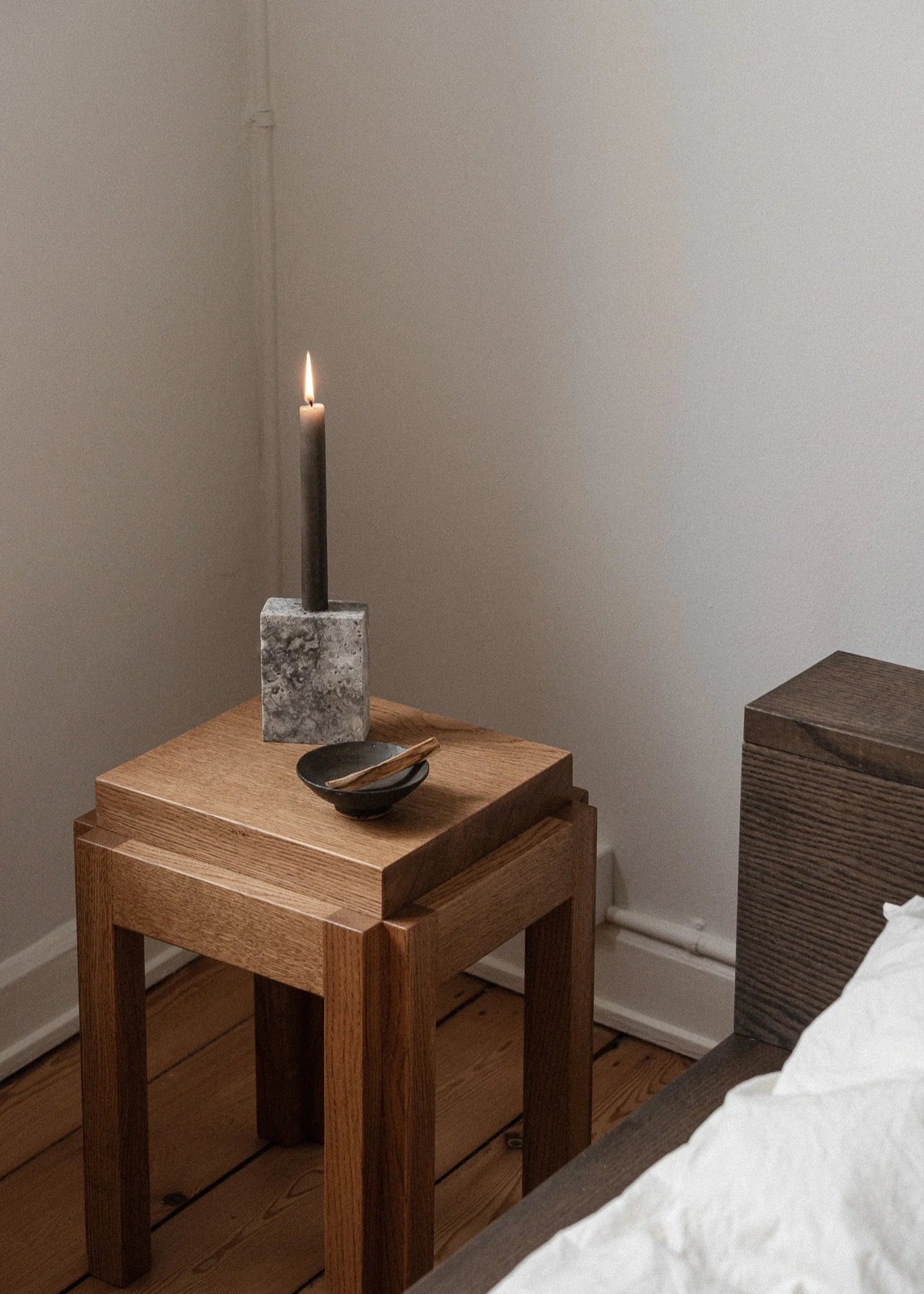 Epode | Travertin Silver | Lysestake ett lys
