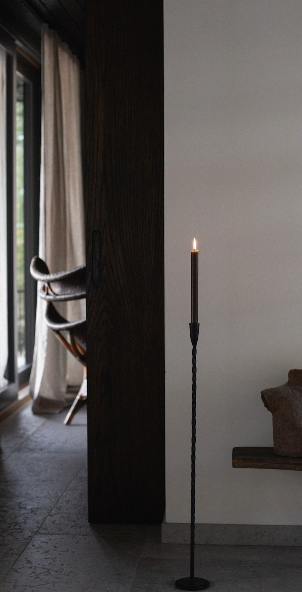 Twist floor candleholder