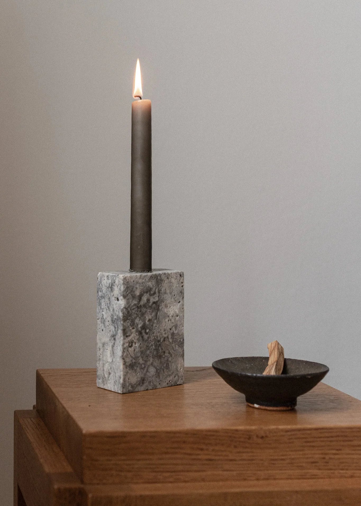 Epode | Travertin Silver | Lysestake ett lys