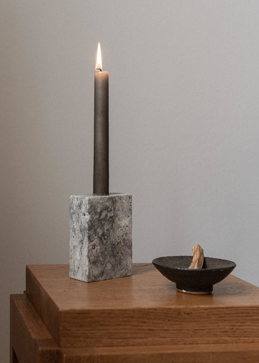 Epode | Travertin Silver | Lysestake ett lys